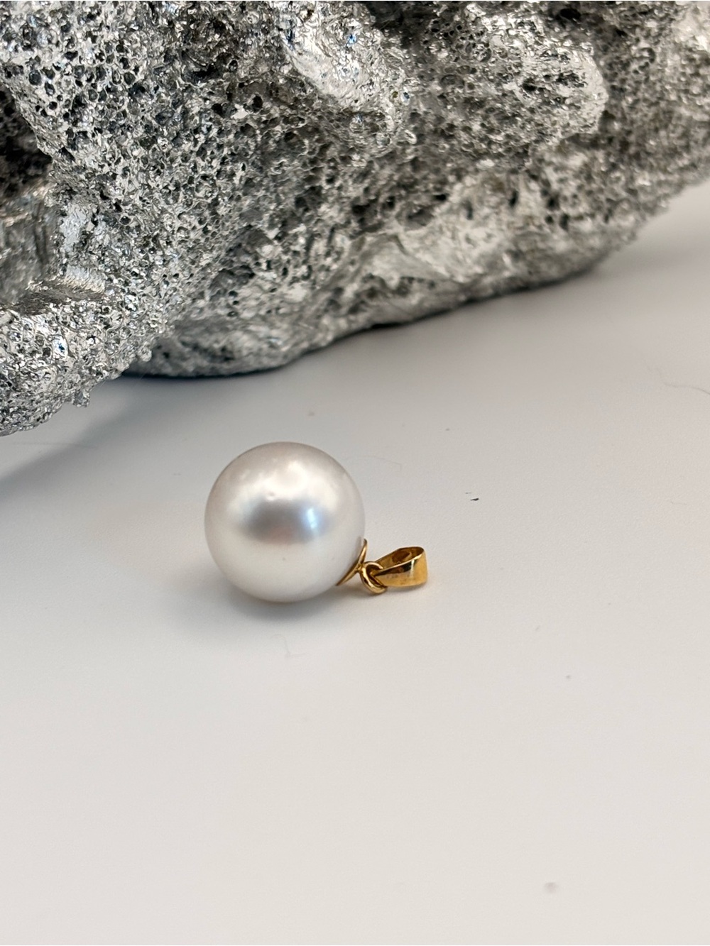 Elegant South Sea Pearl Pendant in 14K Gold 12 mm
